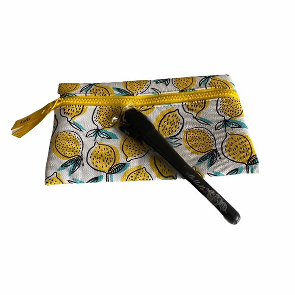 new Ipsy Lemons Makeup Bag ㋛ April 2019 ㋛ Bag Only ㋛ Spill Proof Lining ㋛ - Picture 4 of 6